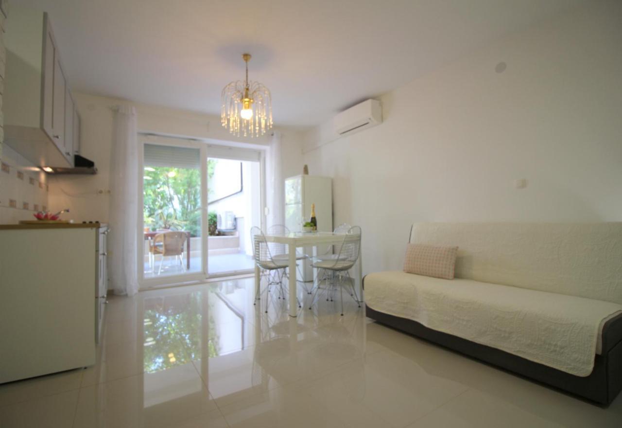 Modern Apartment Zen With Private Garden Poreč Dış mekan fotoğraf