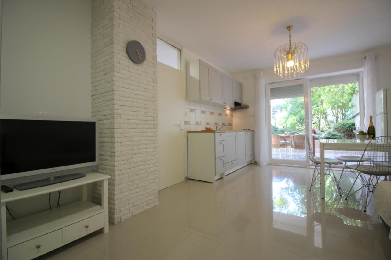 Modern Apartment Zen With Private Garden Poreč Dış mekan fotoğraf