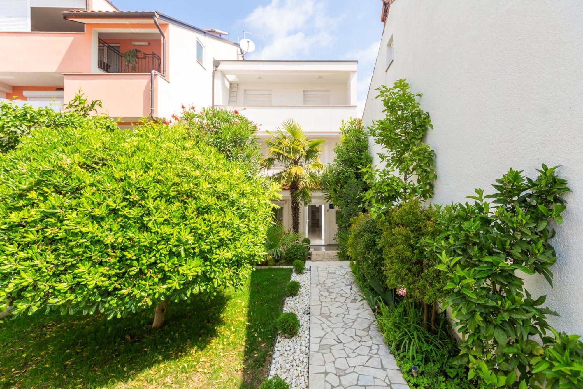 Modern Apartment Zen With Private Garden Poreč Dış mekan fotoğraf